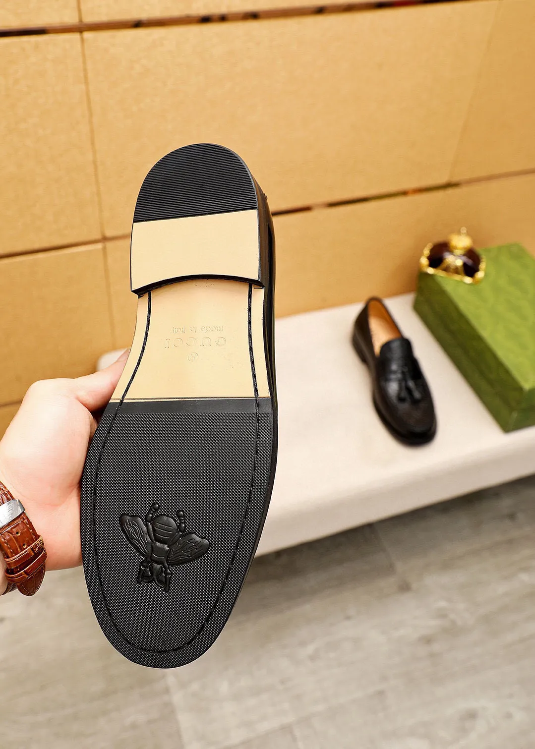 Men's shoes 💰480 💐 Product trademark: GUCCI "Gucci" casual leather shoes Regular size: 38-44 (45🉑️customized) Product materials: Selected imported first-layer calfskin embossed upper + luxury hardware buckle, imported water-dyed cow leather lining. Strong three-dimensional visual effect, combined outsole Color: 1⃣️color optional